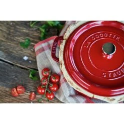 Staub Gietijzeren Braadpan 24 Cm / 3,8 L, Rond, Kersenrood -Staub Verkoopwinkel 424416044