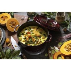 Staub Gietijzeren Braadpan 26 Cm / 5,25 L, Rond, Grenadine Rood -Staub Verkoopwinkel 424422049