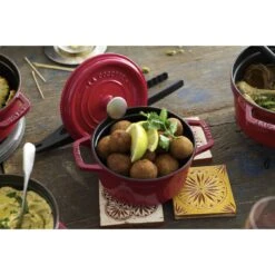 Staub Gietijzeren Braadpan 22 Cm / 2,5 L, Rond, Kersenrood 11 Staub Gietijzeren Braadpan 22 Cm / 2,5 L, Rond, Kersenrood -Staub Verkoopwinkel 750032472